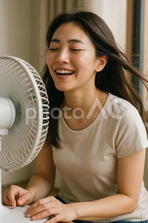 扇風機と女性 女性,扇風機,涼しいの写真素材
