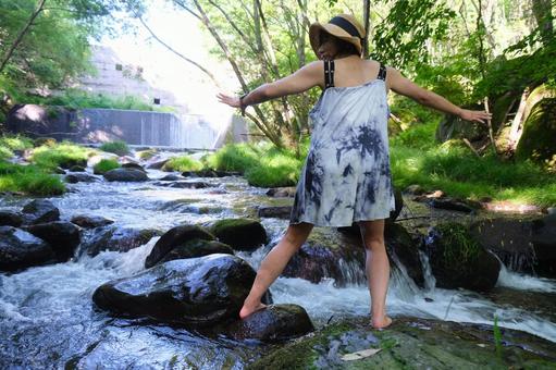 水遊び 水遊び 水遊び,川,ポートレートの写真素材