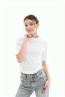 顎に手を当てカメラ目線の白Tシャツの女性 顎に手を当てカメラ目線の白Tシャツの女性の写真