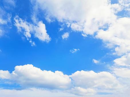 雲に囲まれた青空 空,雲,囲まれるの写真素材