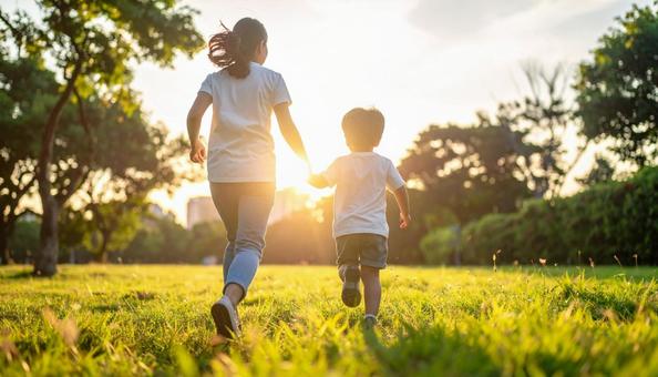 日本人のお母さんと子供 公園を走る親子 日本人のお母さんと子供 公園を走る親子の写真