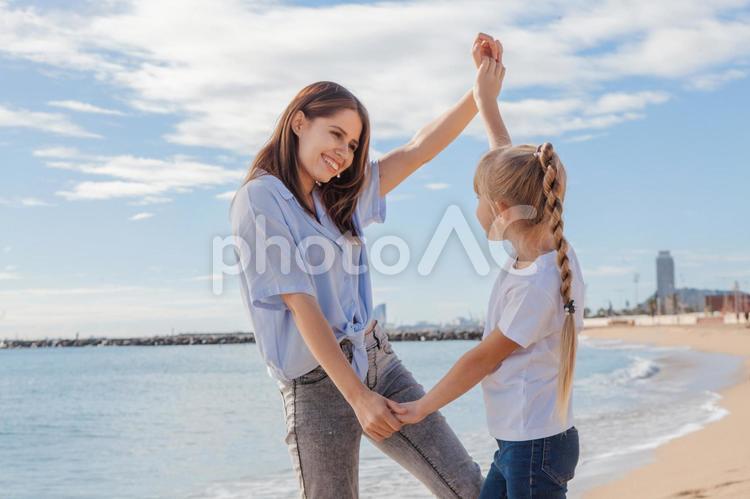 手を繋ぎ楽しそうな母子 母子,笑顔,踊るの写真素材