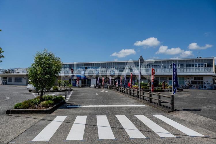 新宮市周辺の景色 新宮駅,建物,青空の写真素材