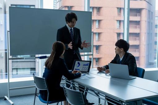 打ち合わせする若いビジネスマン ミーティング,会議,ビジネスマンの写真素材