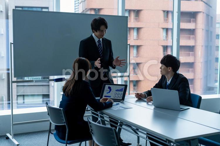 打ち合わせする若いビジネスマン ミーティング,会議,ビジネスマンの写真素材