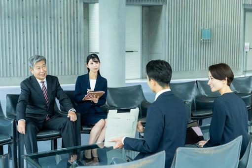 商談するビジネスパーソン 商談するビジネスパーソン ビジネスパーソン,商談,契約の写真素材