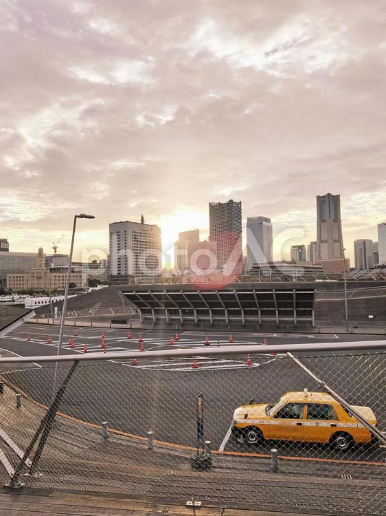 夕暮れの大さん橋 大さん橋,ビル群,風景の写真素材