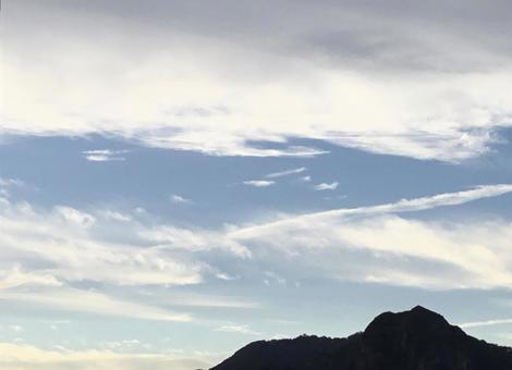曇り空 空,雲,山の写真素材