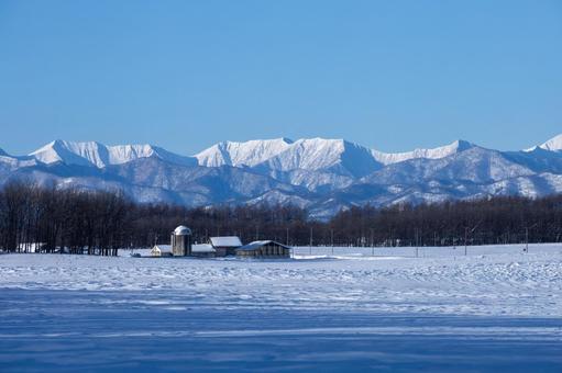 日高山脈と冬の牧場 牧場,日高山脈,青空の写真素材