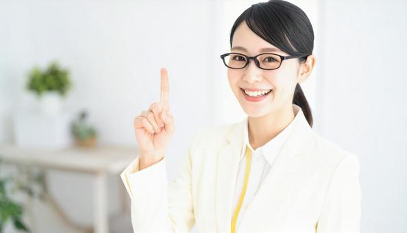 自信のある表情で指さすビジネス女性 自信のある表情で指さすビジネス女性の写真