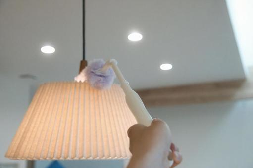 自宅の照明の掃除中 自宅の照明の掃除中 掃除,清掃,家事の写真素材