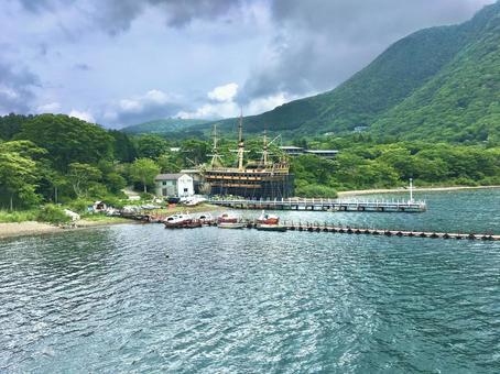 芦ノ湖と海賊船 芦ノ湖と海賊船 芦ノ湖,観光地,湖の写真素材