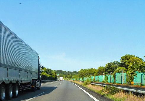 大型トラックが走る夏の東名高速道路 大型トラックが走る夏の東名高速道路 トラック,大型トラック,タイヤの写真素材
