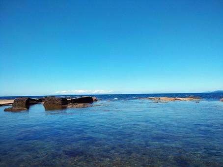 青い空と海〜岩〜 青い空と海〜岩〜の写真