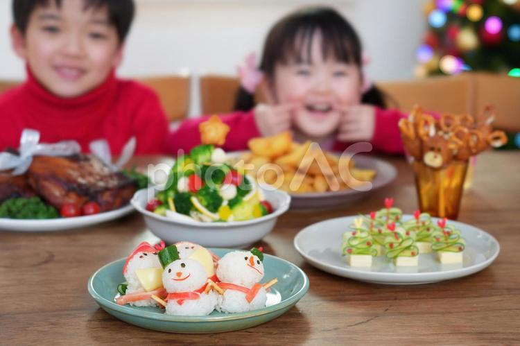 かわいいクリスマス料理に喜ぶ子供たち 男女,クリスマス,笑顔の写真素材