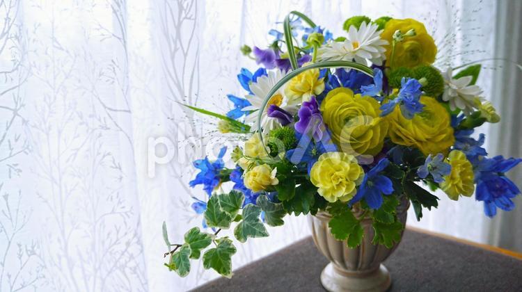 窓辺を飾る春のアレンジメント背景 花,春,背景の写真素材