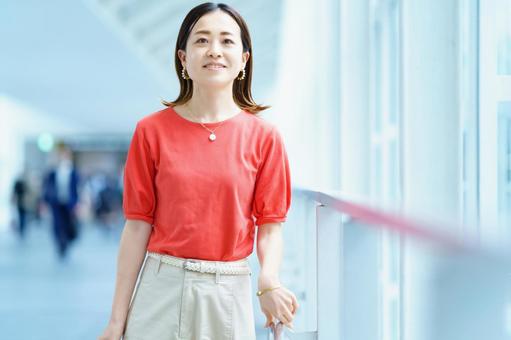 通勤中の女性  女性,ビジネス,ビジネスウーマンの写真素材