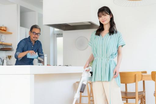 リビングの掃除をするミドルの夫婦 掃除,夫婦,女性の写真素材