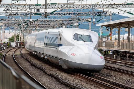 ホームを通過していく東海道山陽新幹線 東海道,山陽,新幹線の写真素材
