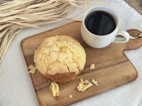 メロンパンとコーヒー メロンパンとコーヒー コーヒー,パン,メロンパンの写真素材