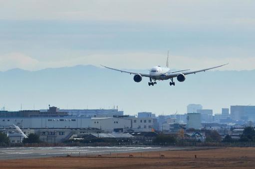 大阪国際空港で離発着する旅客機 大阪国際空港で離発着する旅客機 大阪国際空港,伊丹空港,旅客機の写真素材