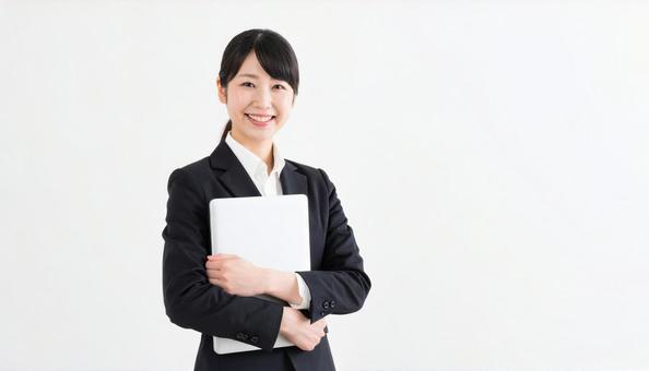 ノートパソコンを持つ笑顔の女性 ノートパソコンを持つ笑顔の女性の写真