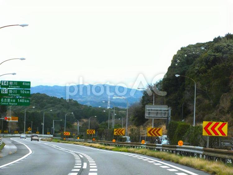 時々小雨降る東名高速道路　続くカーブ カーブ,ドライブ,高速道路の写真素材
