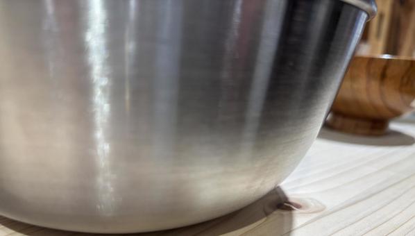 美しく、磨かれたステンレスのボールの側面 ステンレス,ボウル,調理器具の写真素材