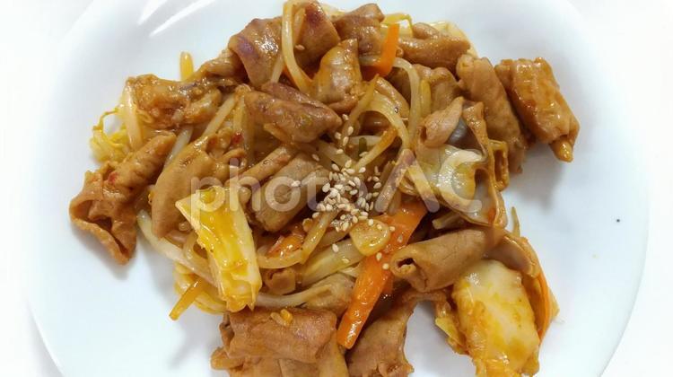 豚ホルモン味付けともやしの炒め 豚ホルモン味付けともやしの炒め,豚ホルモン,焼肉の写真素材