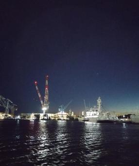 工業地帯 夜景,クレーン,海の写真素材