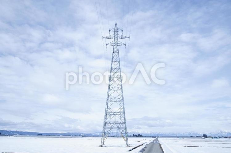 鉄塔と曇り空と道 鉄塔,電気,電線の写真素材