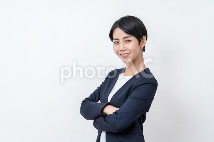腕組みしているビジネスウーマン 腕組み,ビジネス,信頼の写真素材