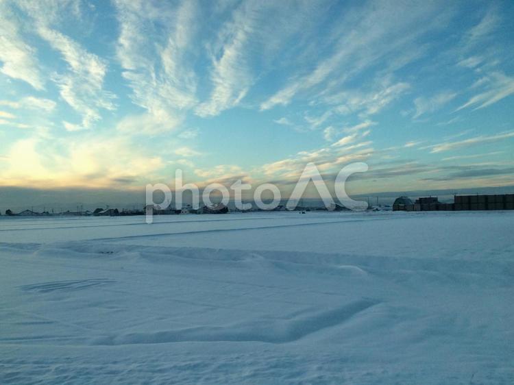 冬の寒い日 北海道,空,日暮れの写真素材
