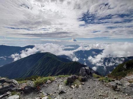 雲の狭間・北岳 雲,景色,北岳の写真素材