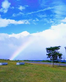 雨上がりの青空に半分だけ顔を見せた虹 雨上がりの青空に半分だけ顔を見せた虹の写真