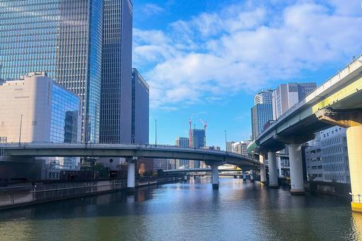 ビル街の間を縫う道路 ビル街の間を縫う道路 大阪,都会,中之島の写真素材