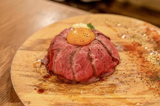 卵黄が輝くローストビーフ丼 卵黄が輝くローストビーフ丼 ローストビーフ,肉,黄身の写真素材