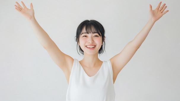 嬉しそうに万歳する女性 嬉しそうに万歳する女性の写真