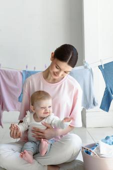 赤ちゃんを抱っこする女性 赤ちゃんを抱っこする女性 親子,女性,人物の写真素材