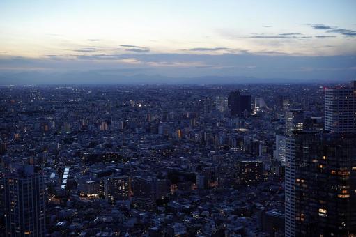 黄昏時の大都市を見下ろす夜景 黄昏時の大都市を見下ろす夜景 夜景,都市,大都市の写真素材