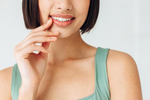 口元を見せる女性の鼻から下 口元を見せる女性の鼻から下 鼻から下,女性,見せるの写真素材