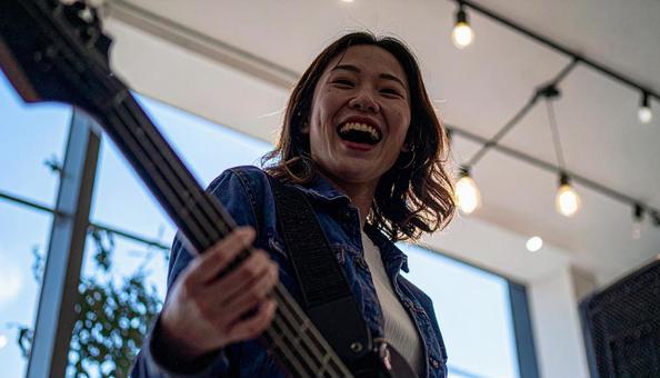 ベースを演奏する女性 ベースを演奏する女性の写真