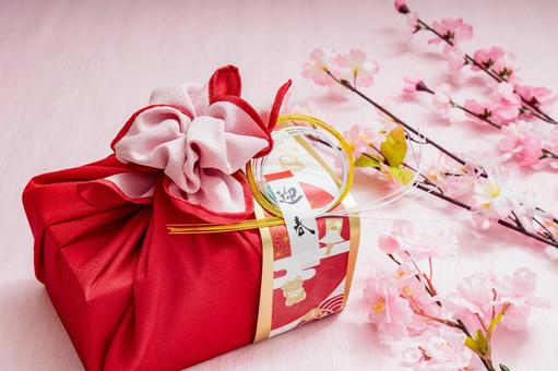 赤色の風呂敷包み|お年始 赤色の風呂敷包み|お年始 風呂敷包み,お歳暮,正月の写真素材