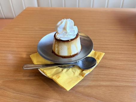 カフェテーブルに並ぶプリンとスプーン カフェテーブルに並ぶプリンとスプーン プリン,ホイップ,デザートの写真素材