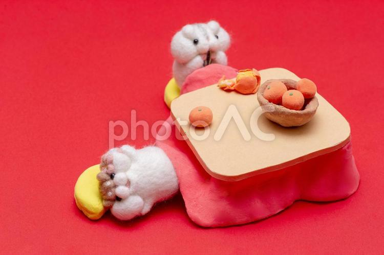 こたつで寛ぐハムスター人形5 フェルト人形,ハムスター,人形の写真素材