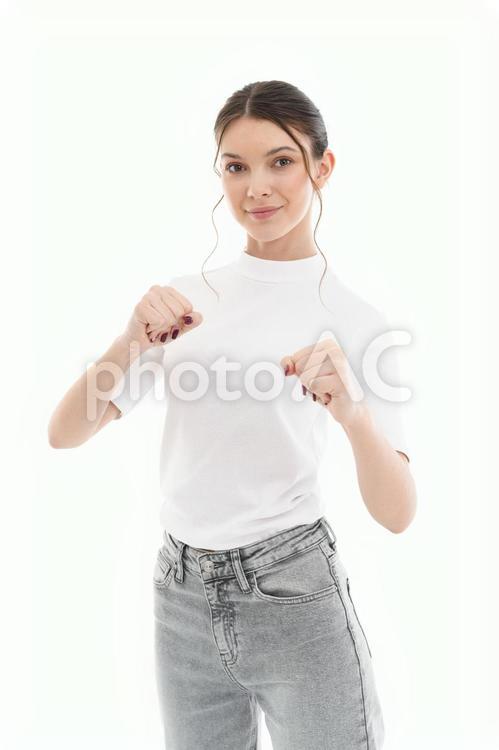 カメラ目線でファイティングポーズの女性 女性,ファイティングポーズ,笑顔の写真素材