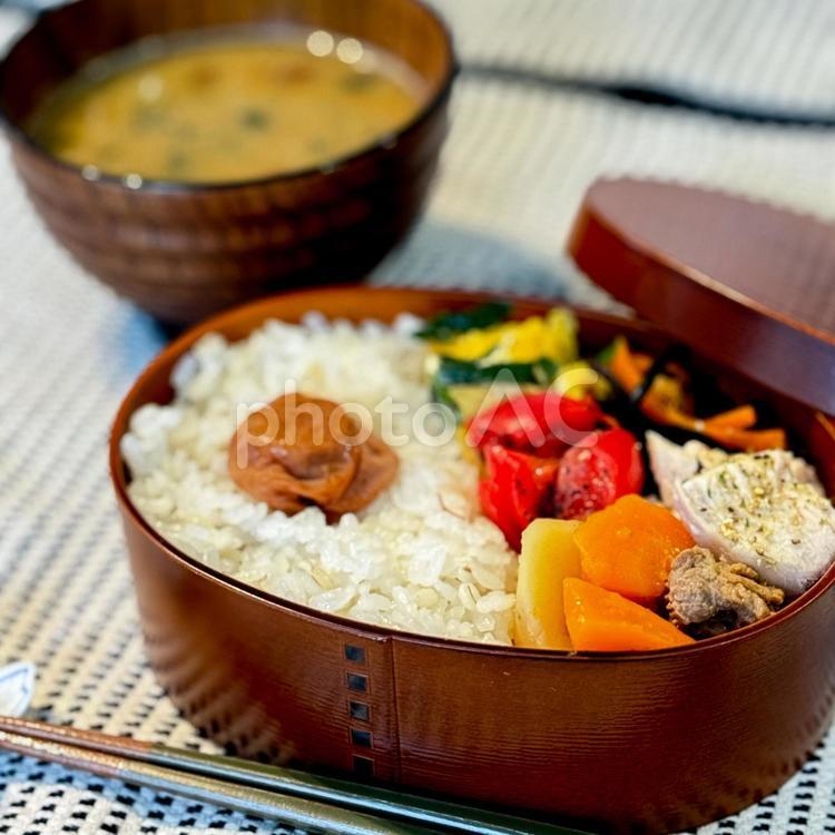 曲げわっぱでいただく美味しいお弁当 ご飯,米,お米の写真素材