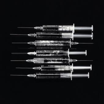 医療研究と健康を象徴する注射器の列 医療研究と健康を象徴する注射器の列の写真