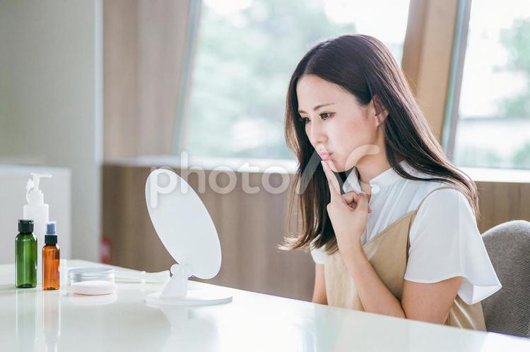 唇のケアをする女性 唇,くちびる,リップの写真素材