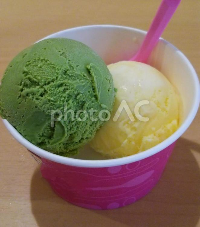 カップアイスクリーム～バニラと抹茶 アイスクリーム,スイーツ,デザートの写真素材